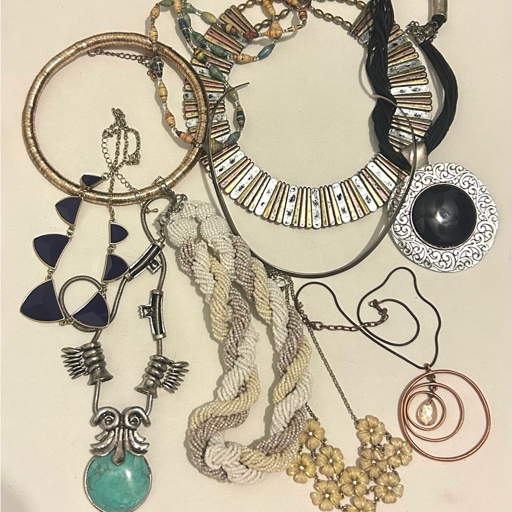 9+ LBS NECKLACE LOT – Good Condition – Variety of Styles Vintage to Modern - Picture 2 of 7